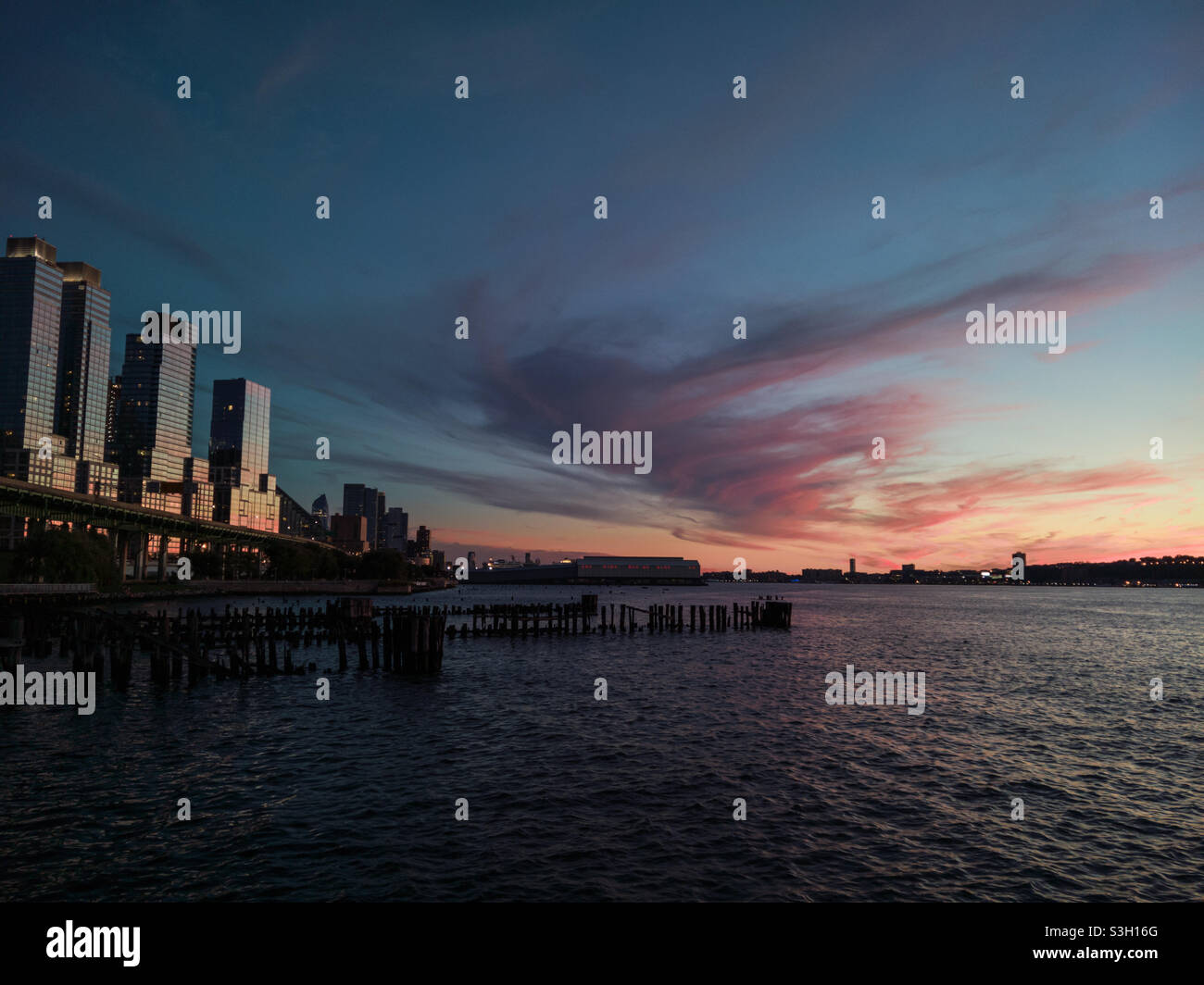Sonnenuntergang über dem Hudson River im Upper West Adide von Manhattan, New York City Stockfoto