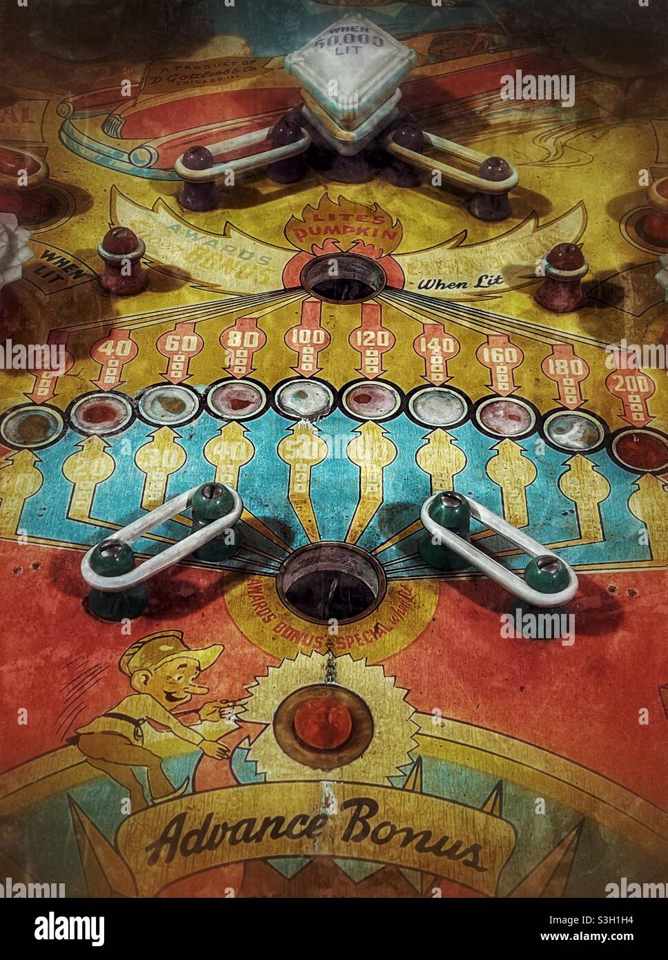 Vintage Flippermaschine Spielfeld mit Grunge-Effekten Stockfoto