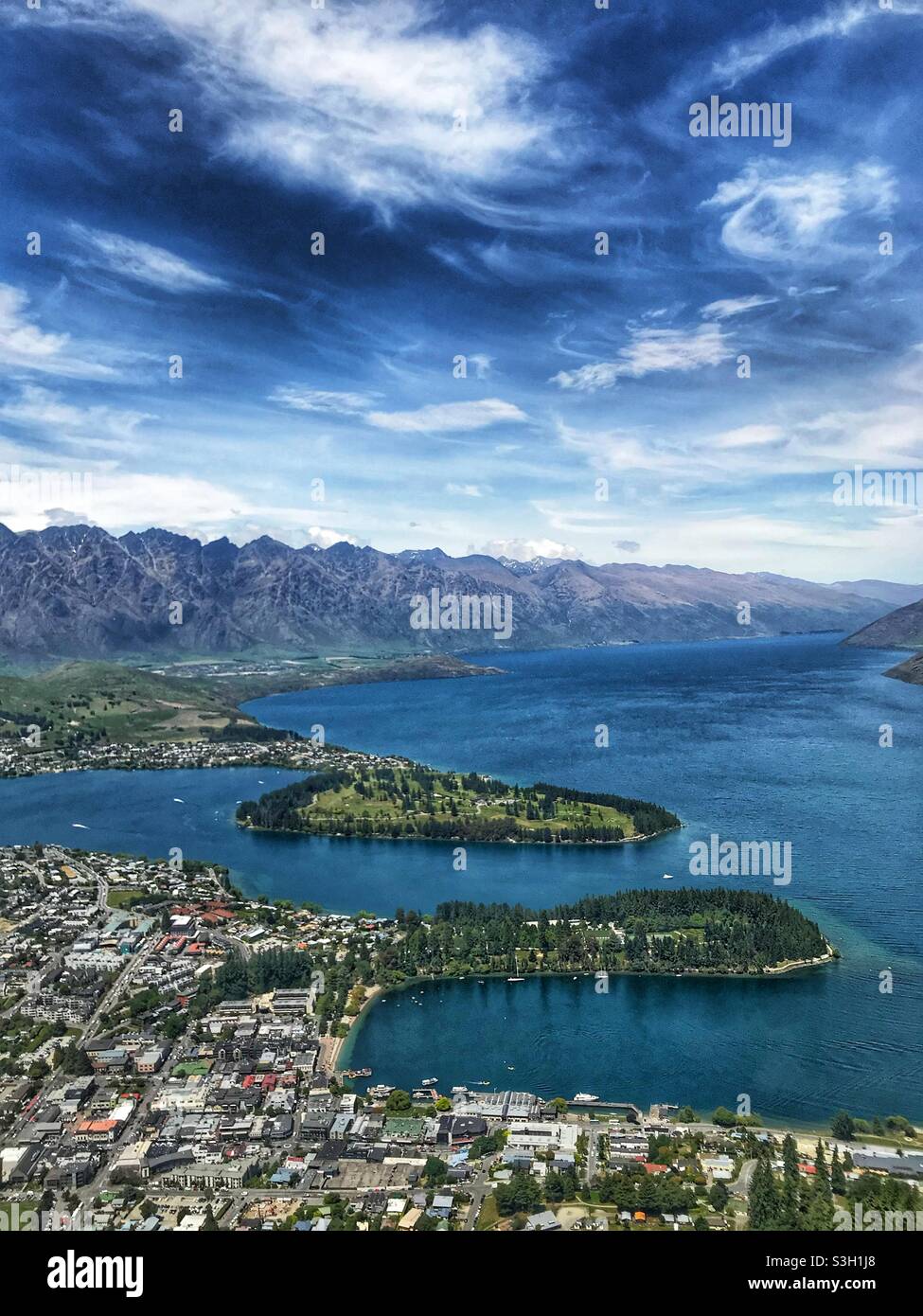 Blick über den Lake Wakatipu von der Skyline Queenstown, Otago, South Island, Neuseeland - Smartphone-aufgenommenes Stockfoto