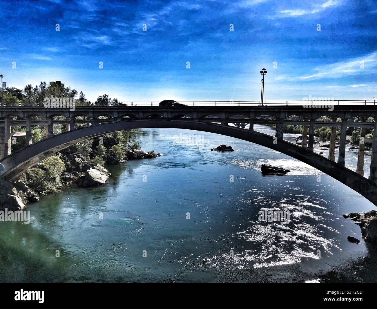 Die Regenbogenbrücke über den American River, Folsom, CA Stockfoto