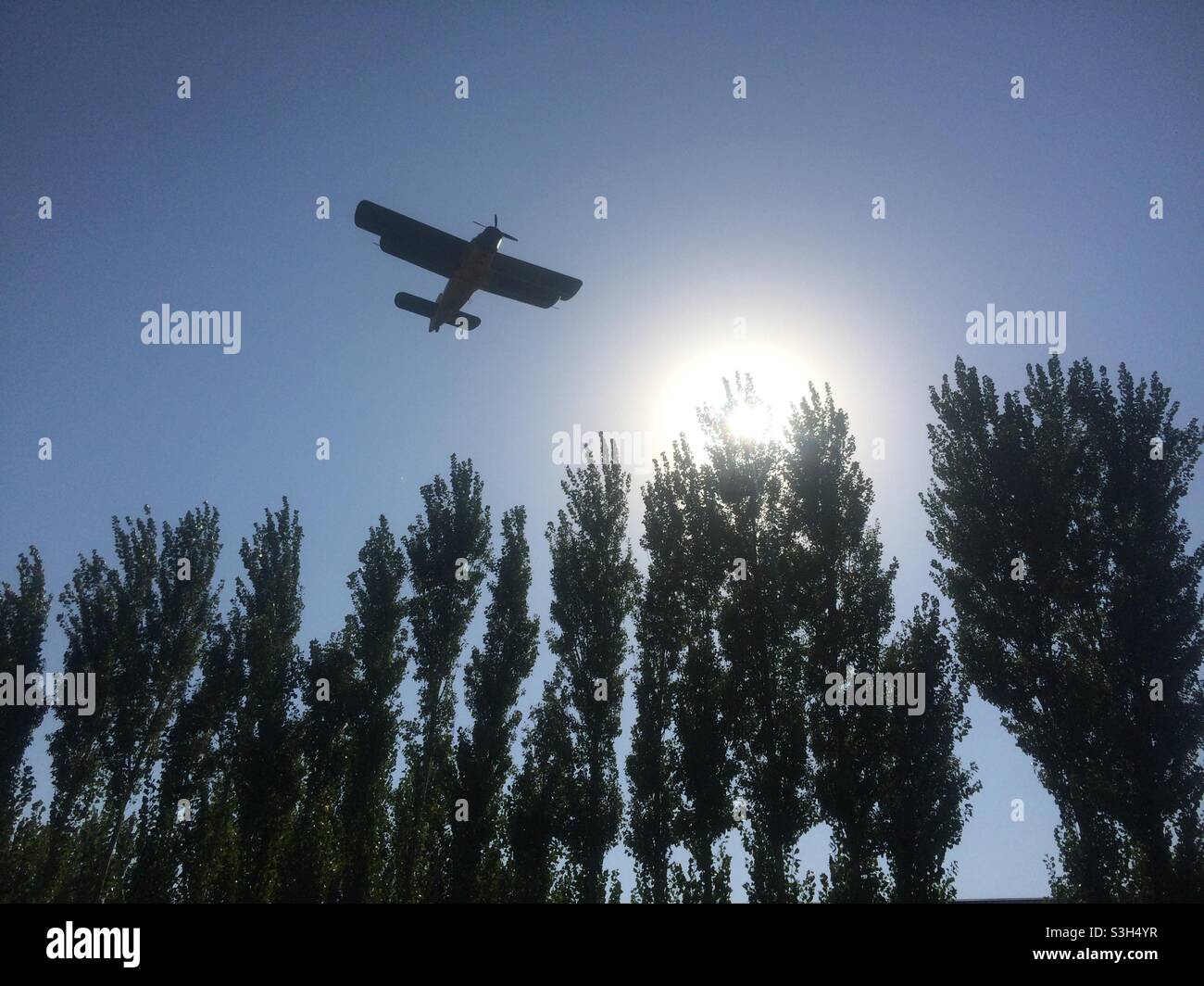 Ein Flugzeug am Himmel - Ibrohimjons Fotografie Stockfoto