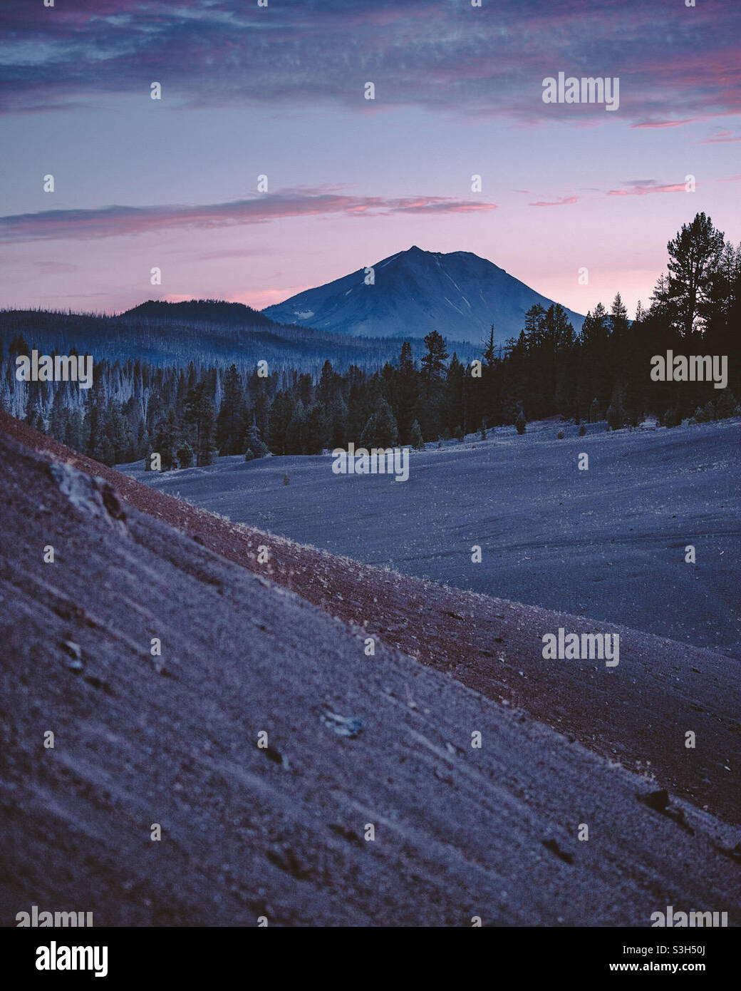 Sunset Lassen Peak am Cinder Cone Trail - Painted Dunes Stockfoto