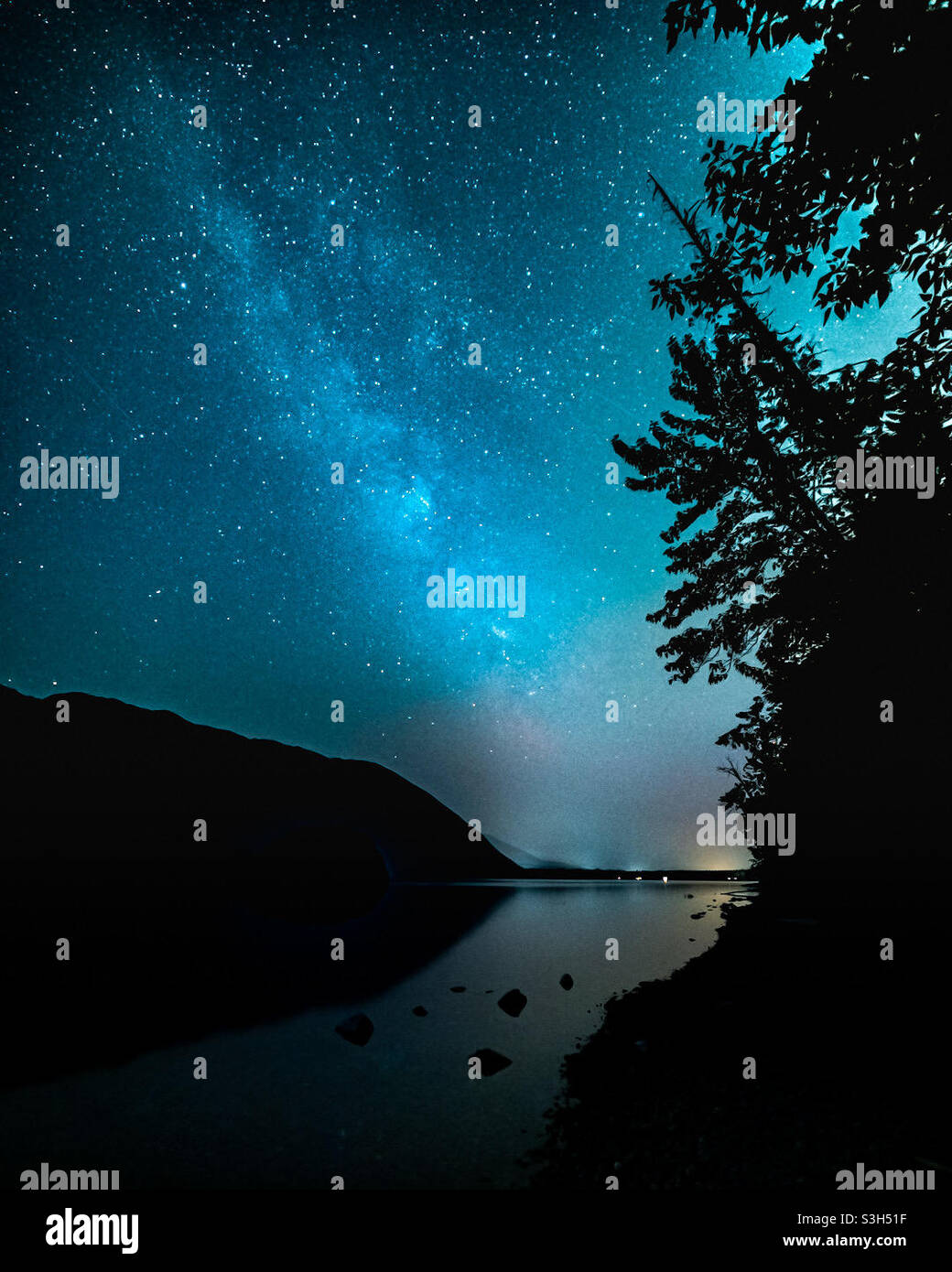 Milchstraße - Lake McDonald - Glacier National Park - Smartphone-aufgenommenes Stockfoto