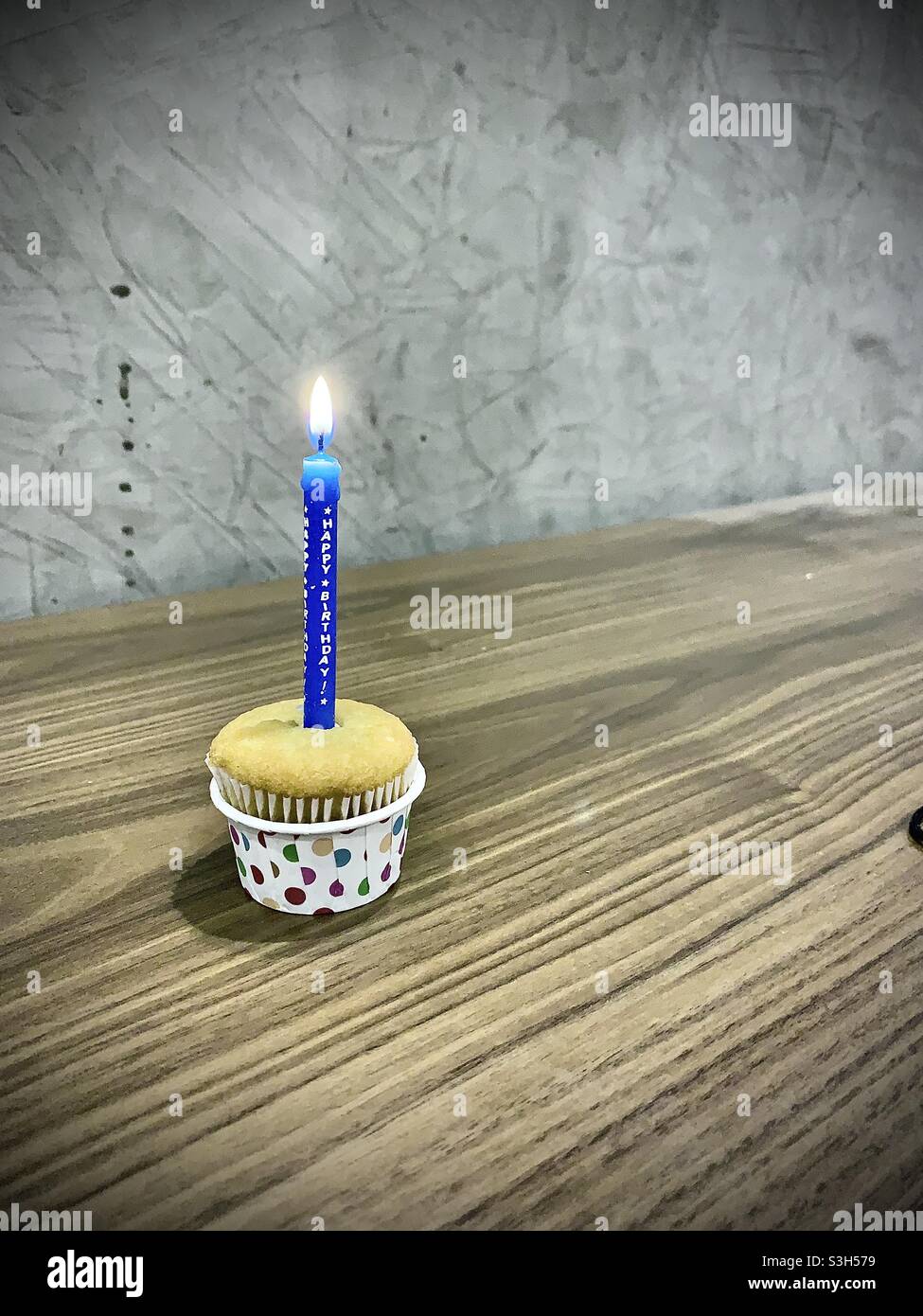 Blaue Kerzen Cupcake Stockfoto
