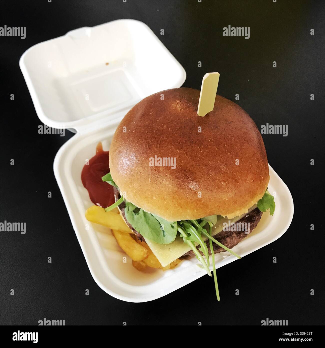 Rindfleisch-Burger in einem Brioche-Brötchen Stockfoto
