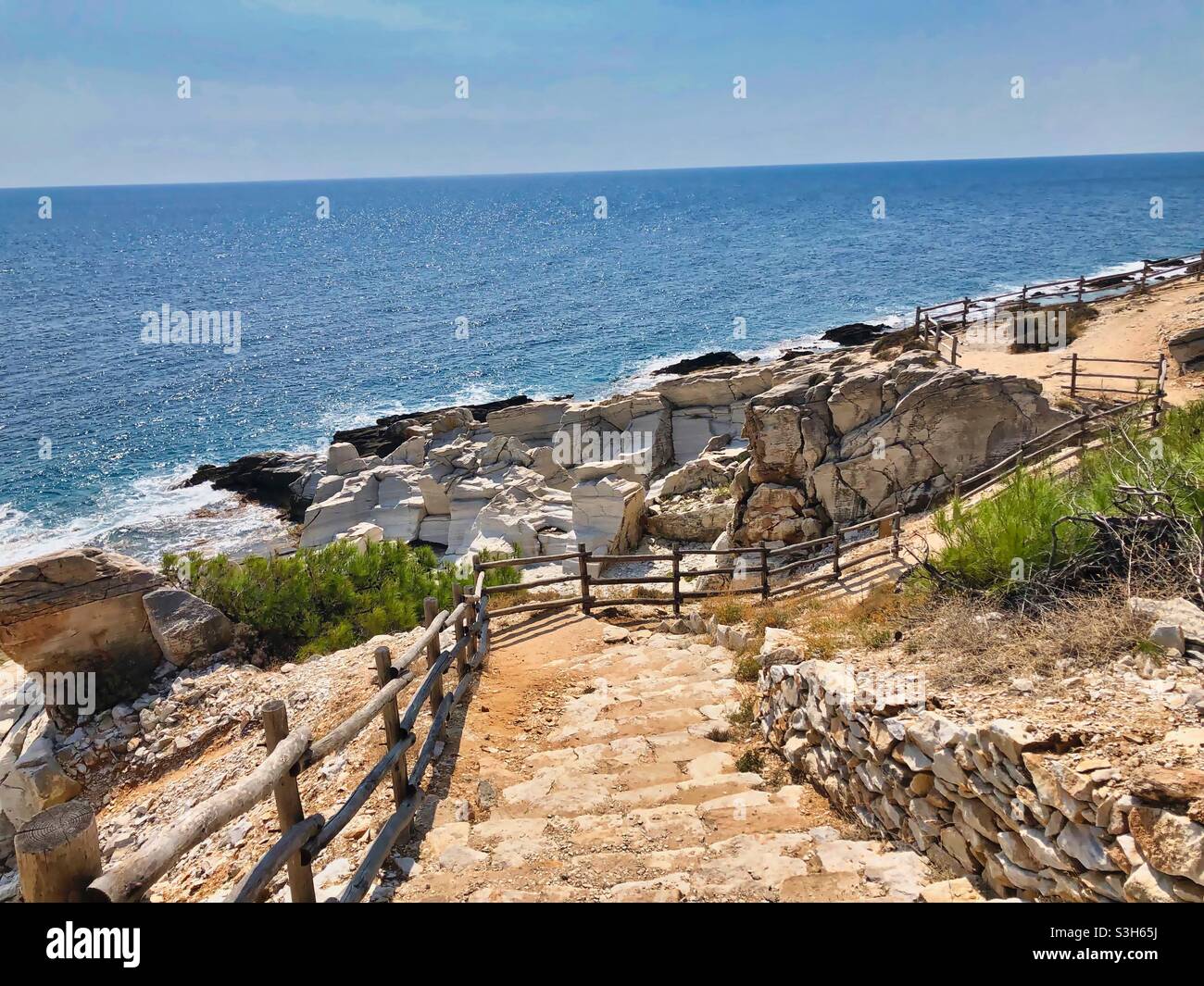 Treppen zum antiken Marmorsteinbruch in Aliki, Insel Thassos, Griechenland. - Smartphone-aufgenommenes Stockfoto