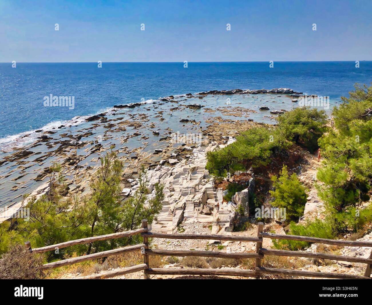 Blick auf den antiken Marmorsteinbruch mit grünen Pinien in Aliki, Insel Thassos, Griechenland. - Smartphone-aufgenommenes Stockfoto