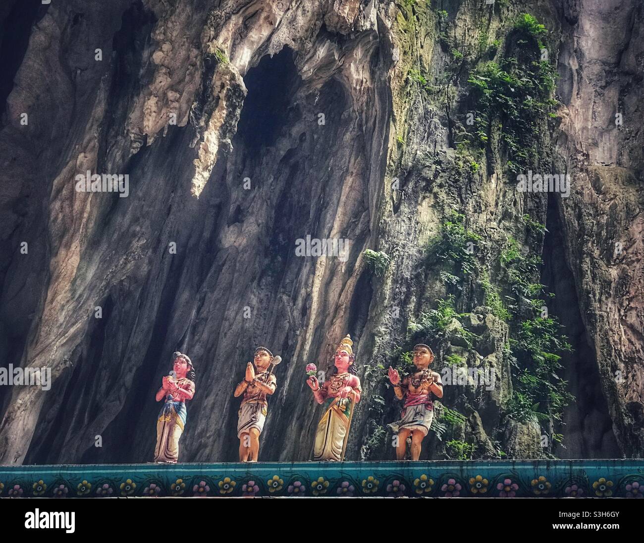 Figuren auf dem Dach eines Hindu-Tempels in den Batu-Höhlen, Kuala Lumpur, Malaysia Stockfoto