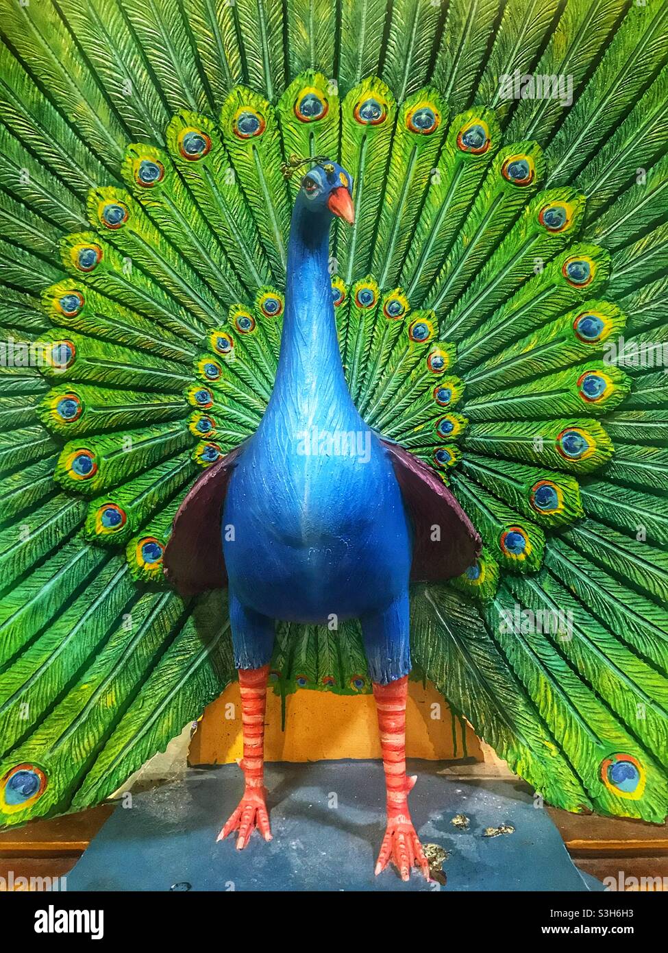 Pfauendekoration in einem Tempel der Batu Caves, Kuala Lumpur, Malaysia - Smartphone-aufgenommenes Stockfoto