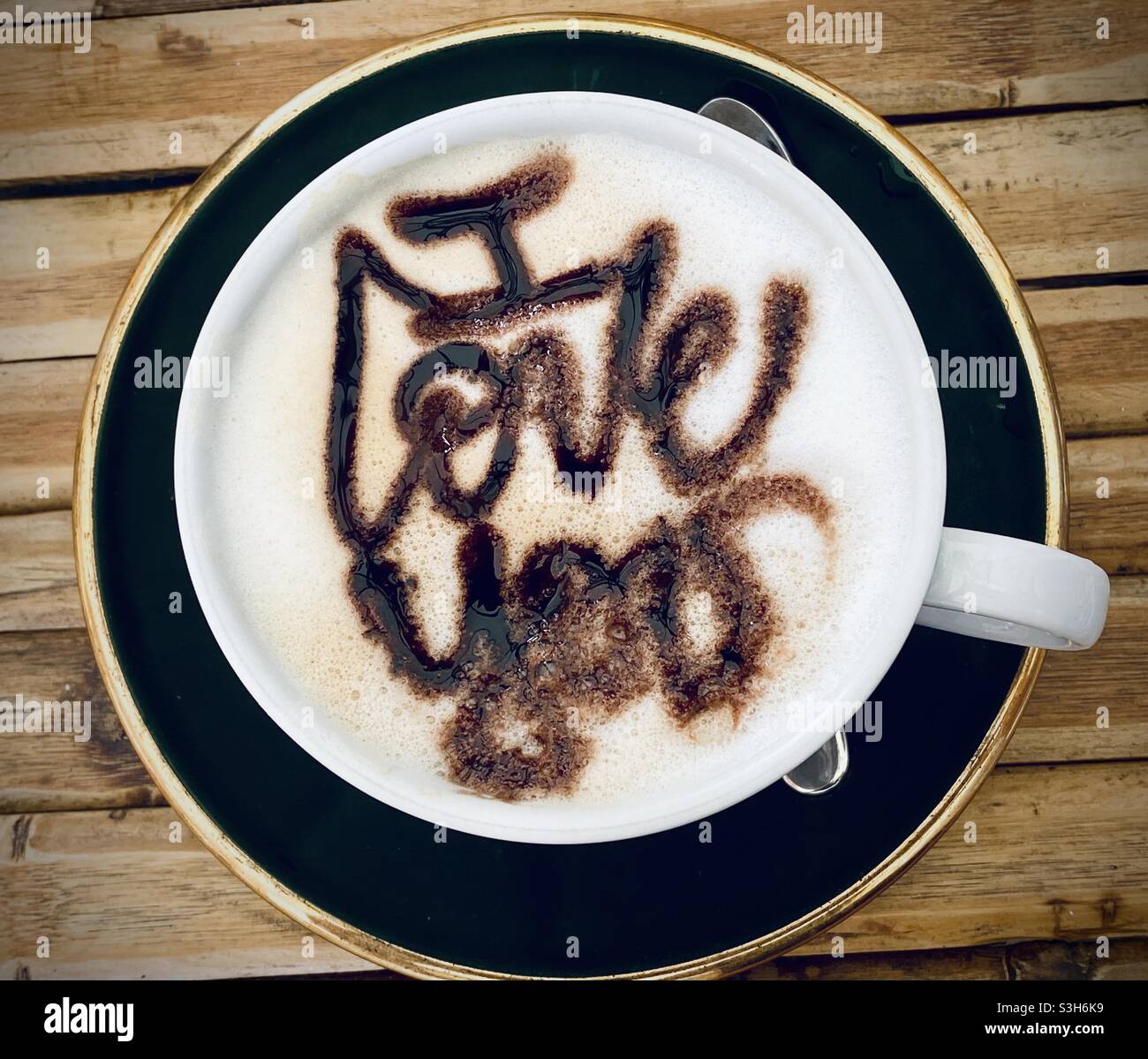 Cappuccino-Schaumkunst in Paris, Frankreich Stockfoto