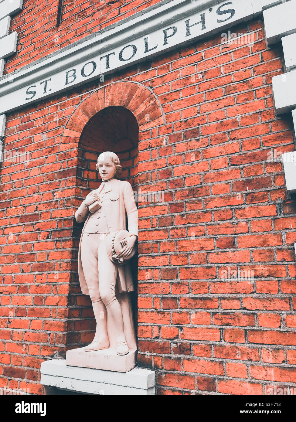 Skulptur vor der St. Botolphs Kirche Stockfoto