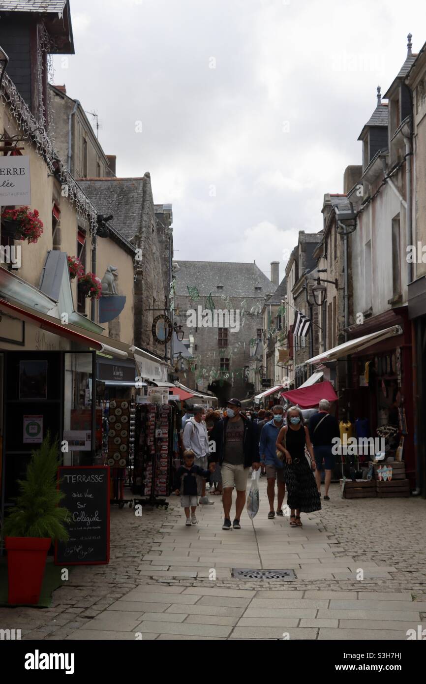 Trotz der Gesundheitskrise im Zusammenhang mit Covid-19 und der Rückkehr der Maske im Freien in Loire Atlantique am 2021. august genießen die Menschen ihren Sommerurlaub und besuchen die wunderschöne Stadt Guerande - Smartphone-aufgenommenes Stockfoto