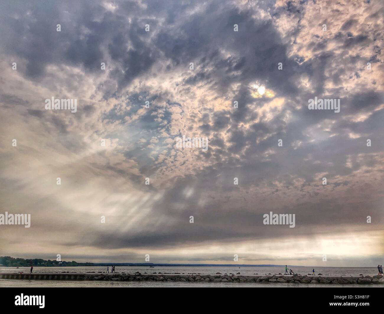 Ein romantischer Himmel über dem Lake Ontario. Stockfoto