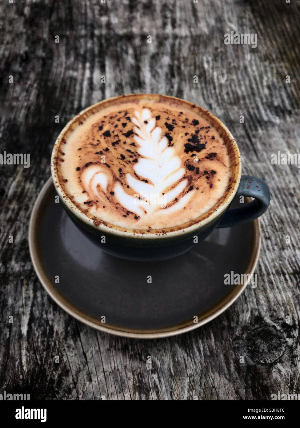 Eine Tasse Cappuccino am Morgen Stockfoto
