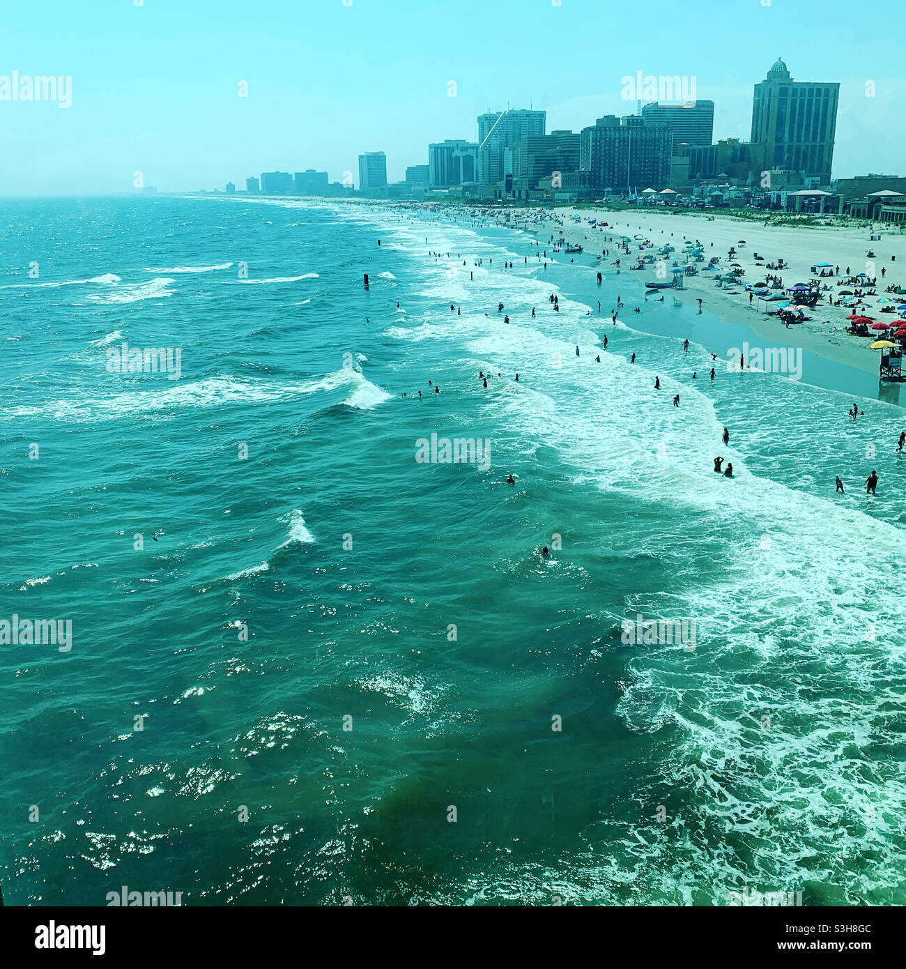 Juli 2021, Blick auf den Strand vom Playground Pier, Atlantic City, New Jersey, USA - Smartphone-aufgenommenes Stockfoto
