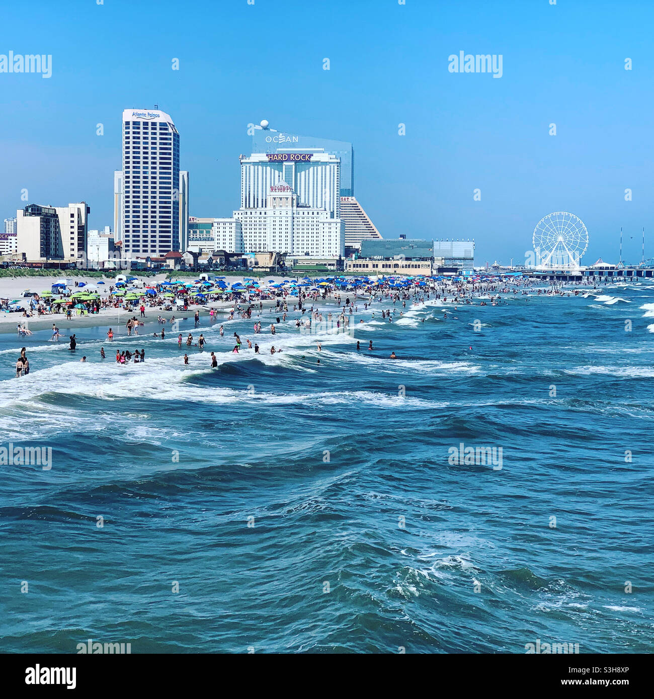 Juli 2021, Blick vom Playground Pier, Atlantic City, New Jersey, USA - Smartphone-aufgenommenes Stockfoto