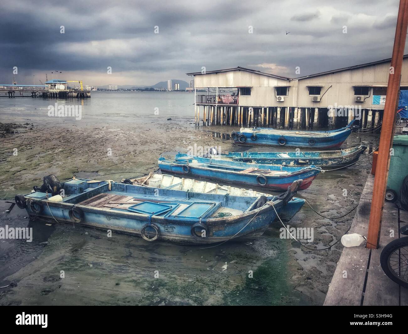 Boote am Chew Jetty, einem historischen chinesischen Clan-Anleger in George Town, Penang, Malaysia Stockfoto