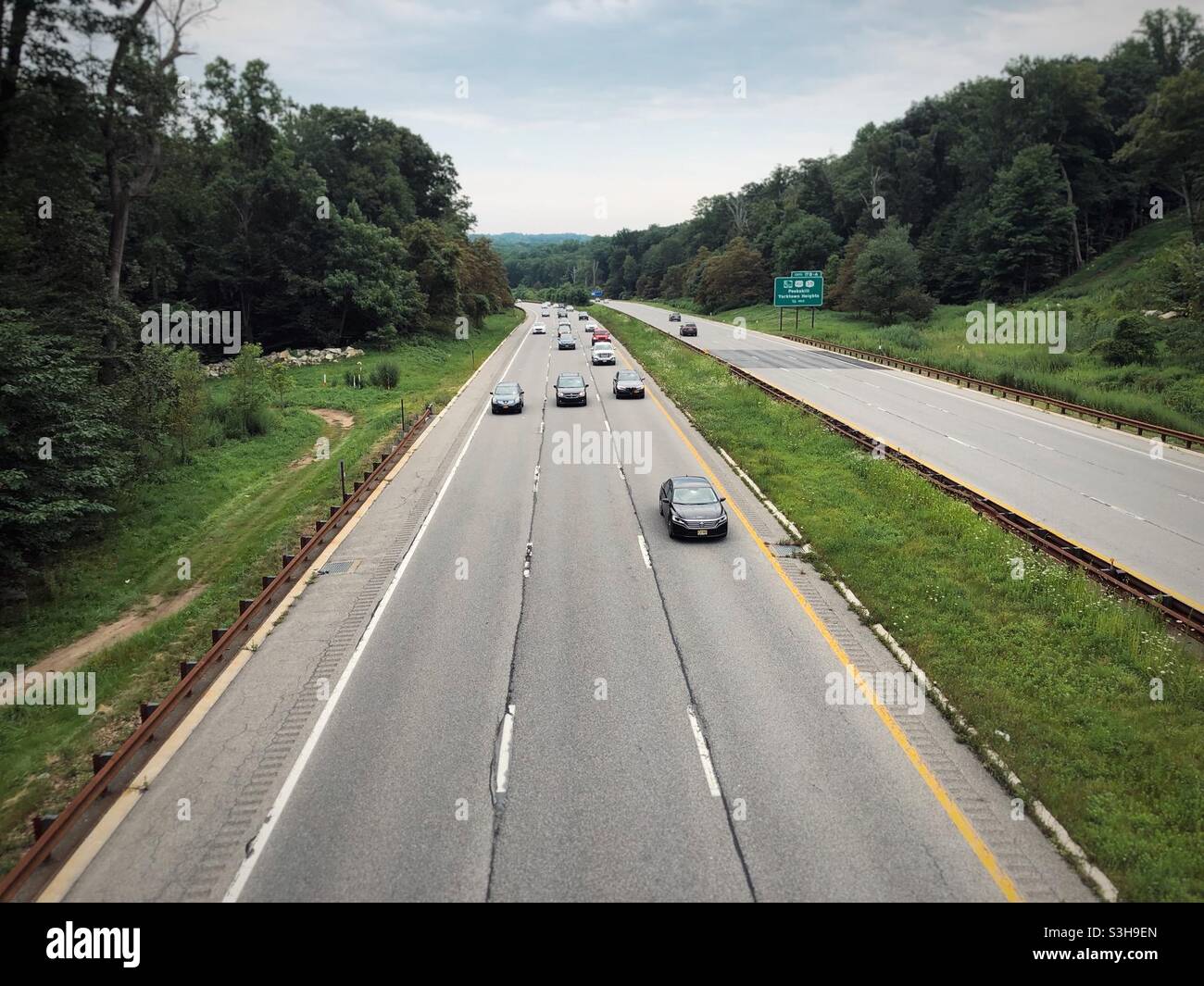 Autos fahren auf dem Taconic State Parkway in der Nähe der Ausgänge Peekskill und Yorktown Heights in Richtung Norden. Stockfoto