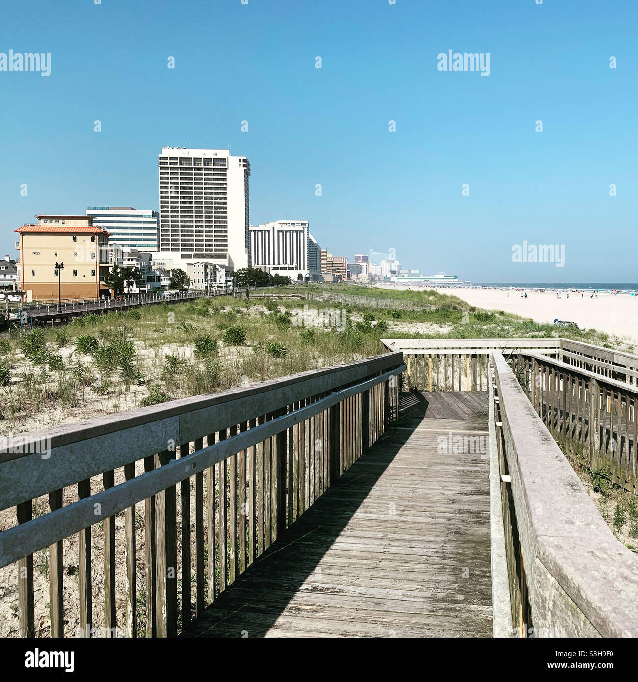 Juli 2021, Gehweg zum Strand von Ventnor City Boardwalk, Ventnor City, New Jersey, USA Stockfoto