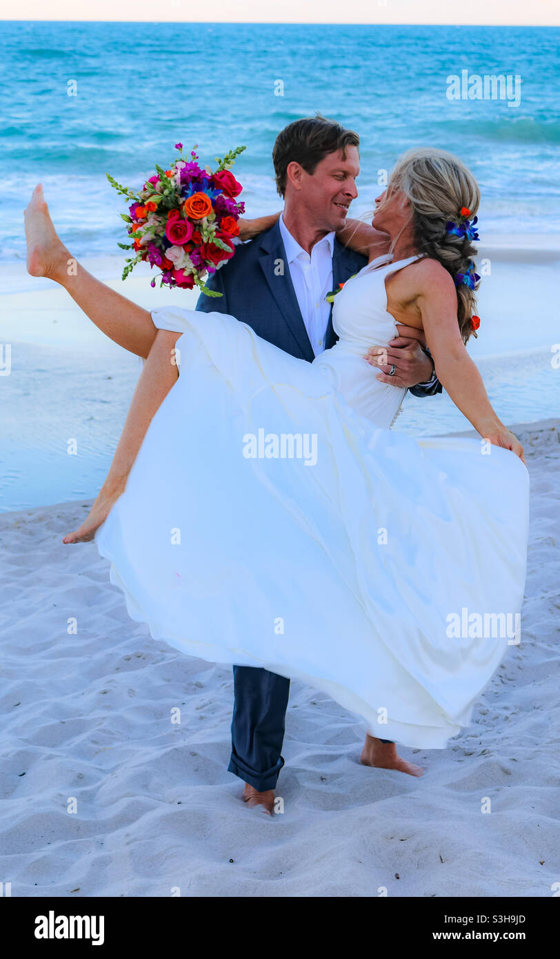 Glückliches Paar bei ihrer Strandhochzeit. Stockfoto