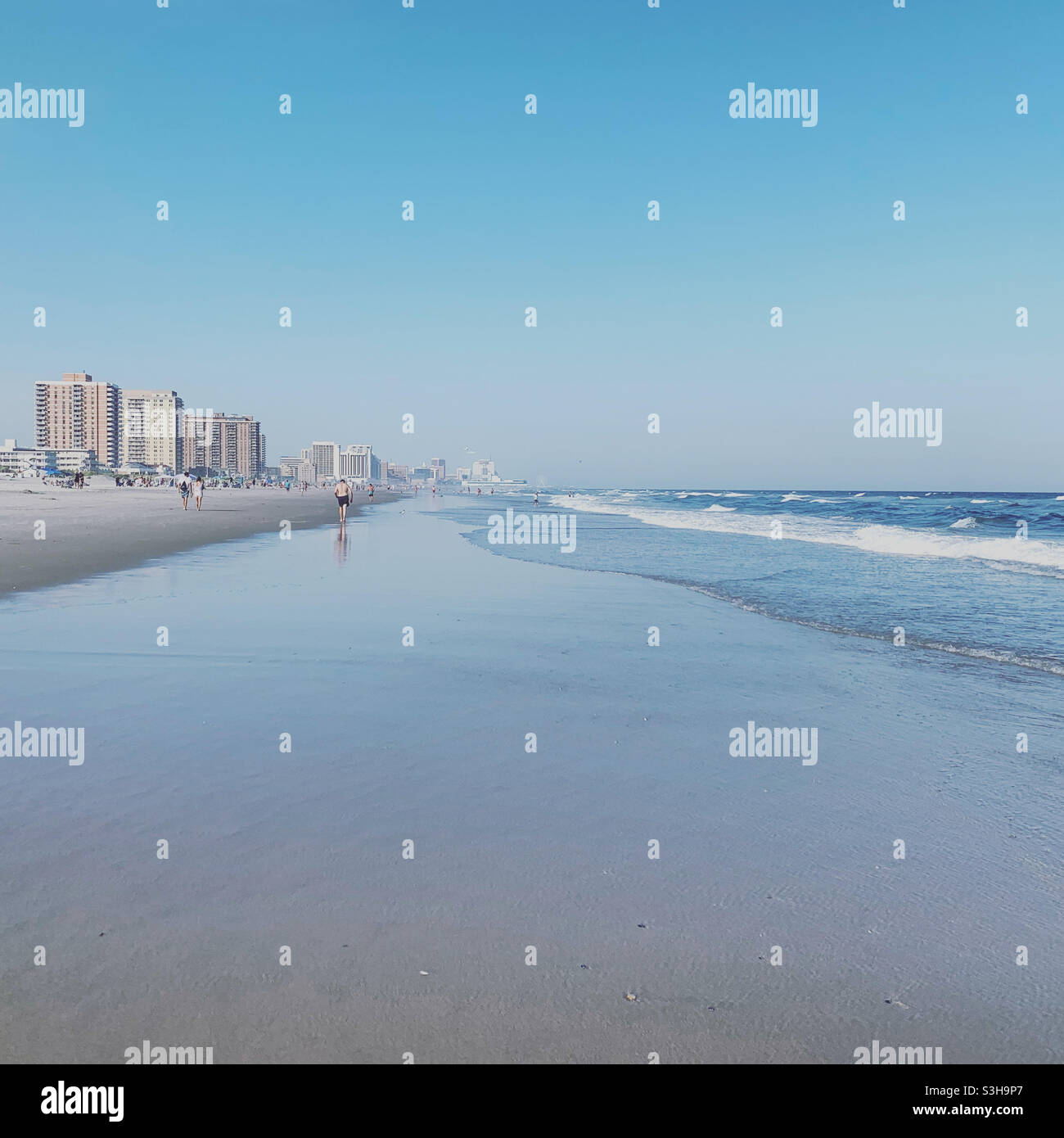 Juli 2021, am Strand, Blick nach Norden in Richtung Atlantic City, Ventnor City, Atlantic County, New Jersey, USA - Smartphone-aufgenommenes Stockfoto