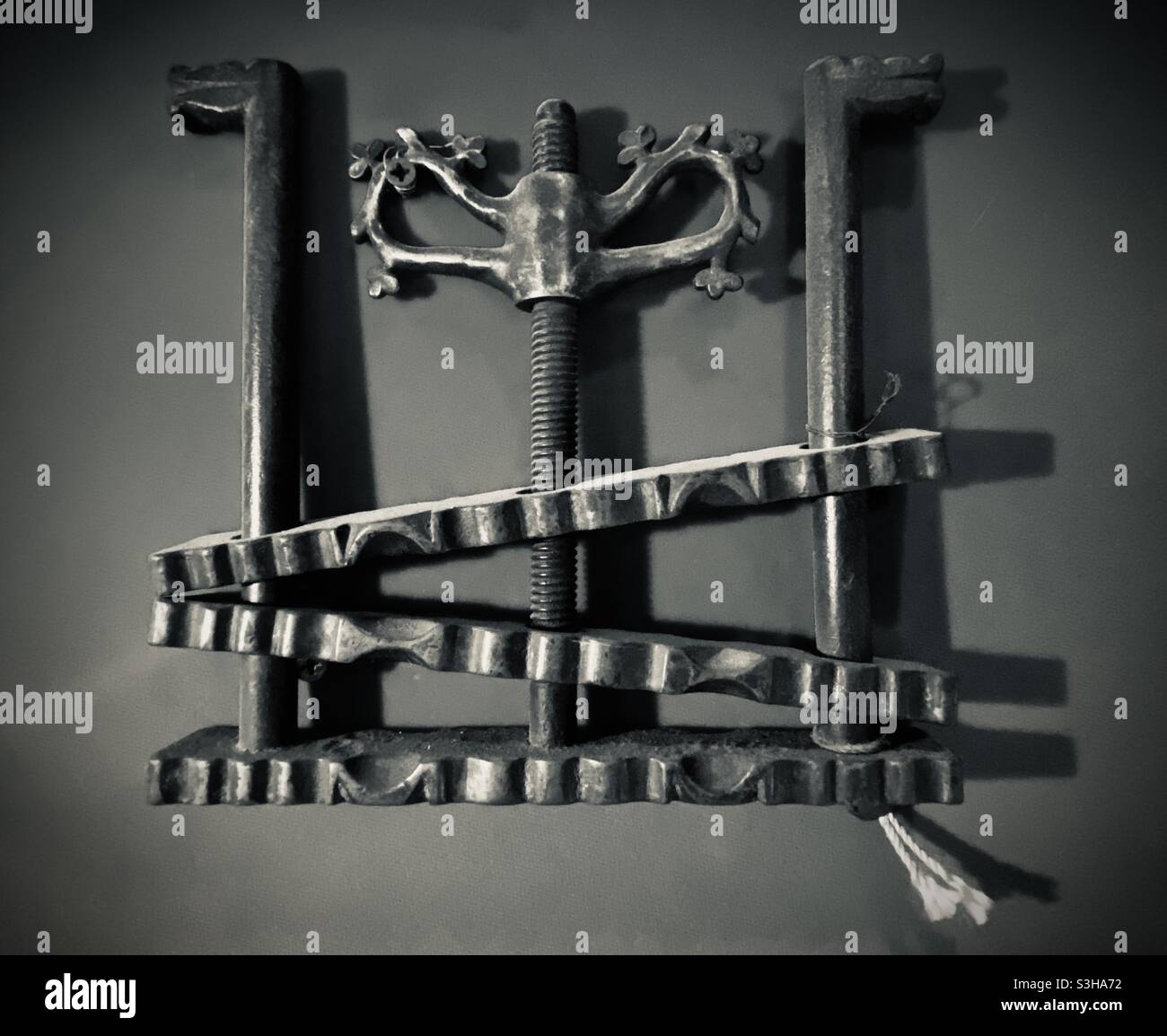Antike Daumenschraube, ein Folterinstrument im mittelalterlichen Europa Stockfoto