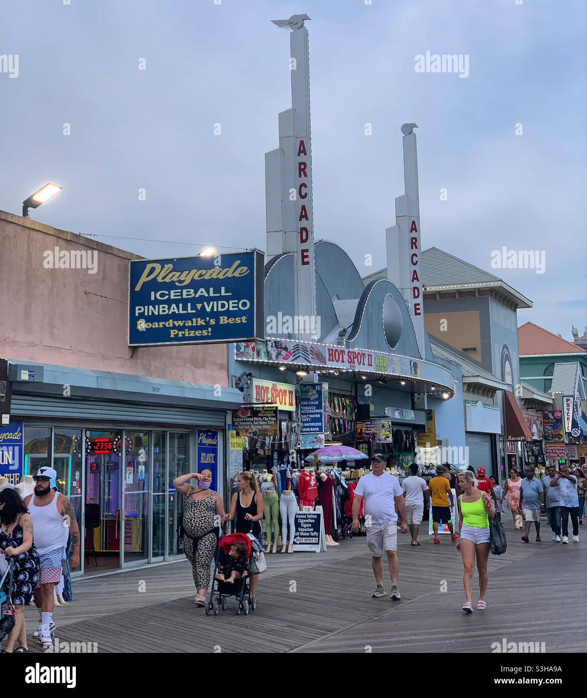 Juli 2021, Atlantic City Boardwalk, Atlantic City, Atlantic County, New Jersey, Usa - Smartphone-aufgenommenes Stockfoto