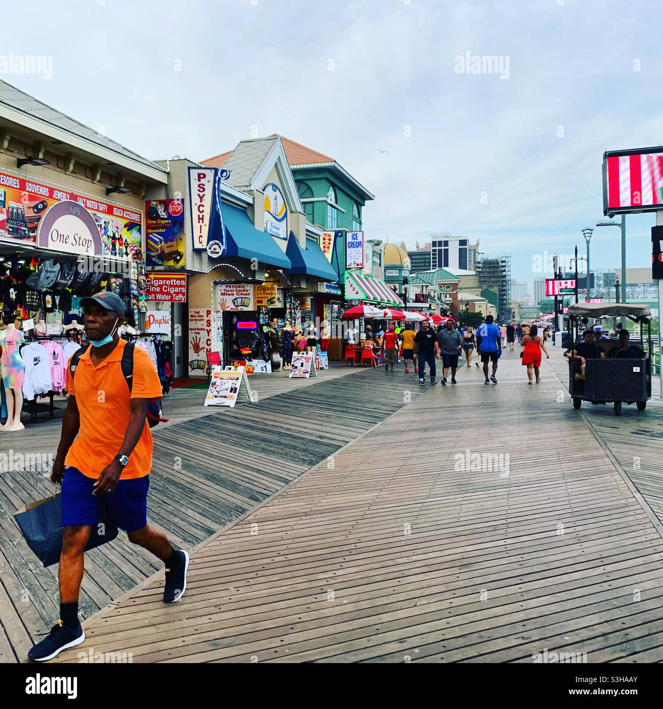 Juli 2021, Atlantic City Boardwalk, Atlantic City, New Jersey, Usa - Smartphone-aufgenommenes Stockfoto
