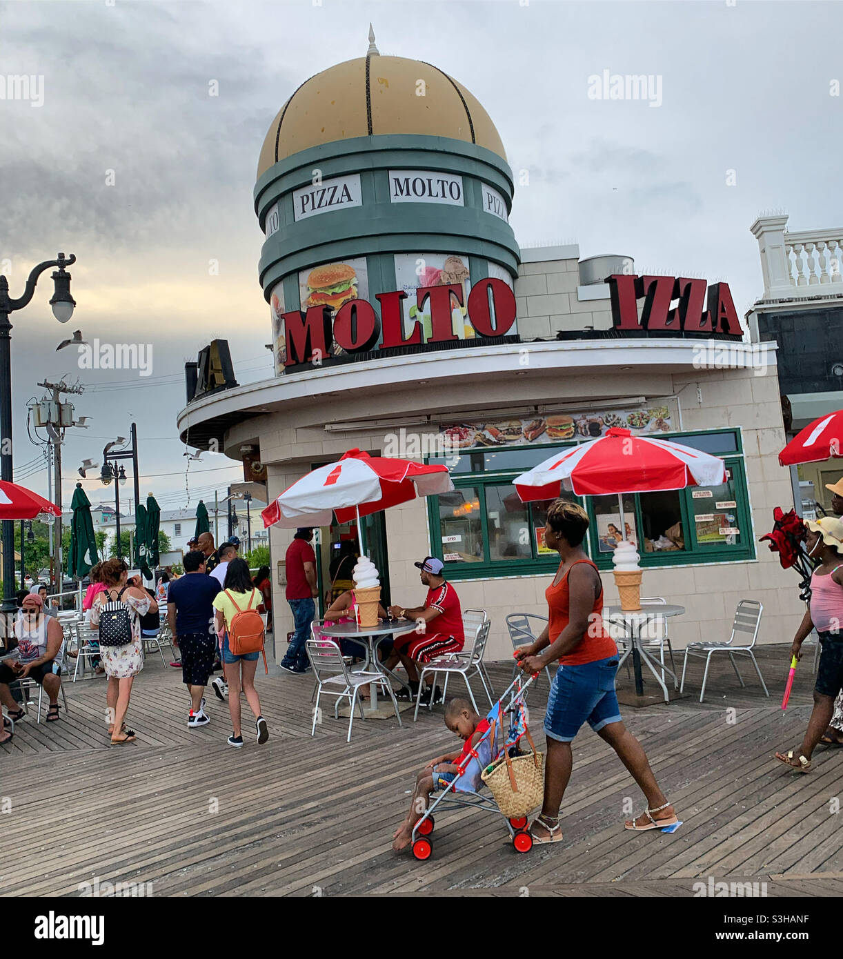 Juli 2021, Atlantic City Boardwalk, Atlantic City, New Jersey, Usa - Smartphone-aufgenommenes Stockfoto