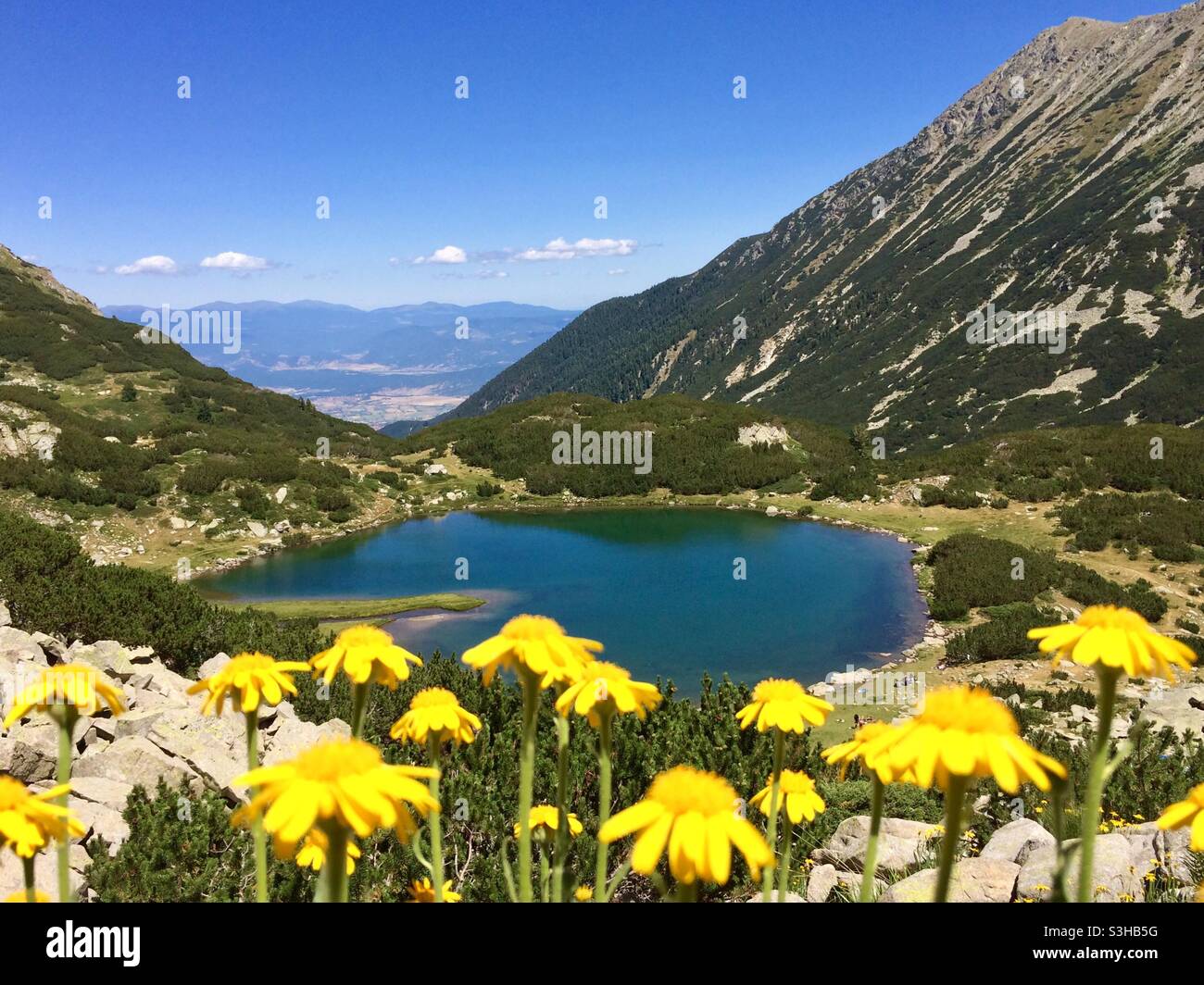 Bulgarien Wandern und Muratovo See Sommerlandschaft in Pirin Berg. Gletscherseen in Bulgarien, Balkan, Osteuropa. Stockfoto