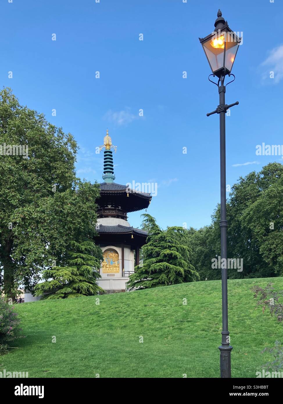 Die London Peace Pagode im Battersea Park, London, mit einer Menge Straßenlaterne Stockfoto