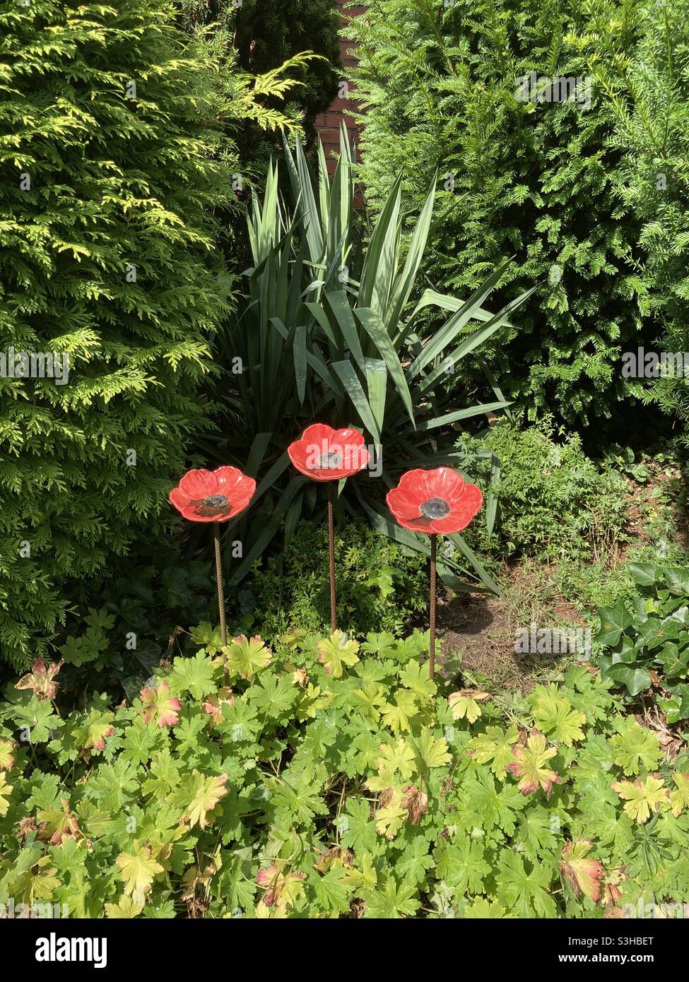 Baum Künstliche rote Blumen im Garten Stockfoto