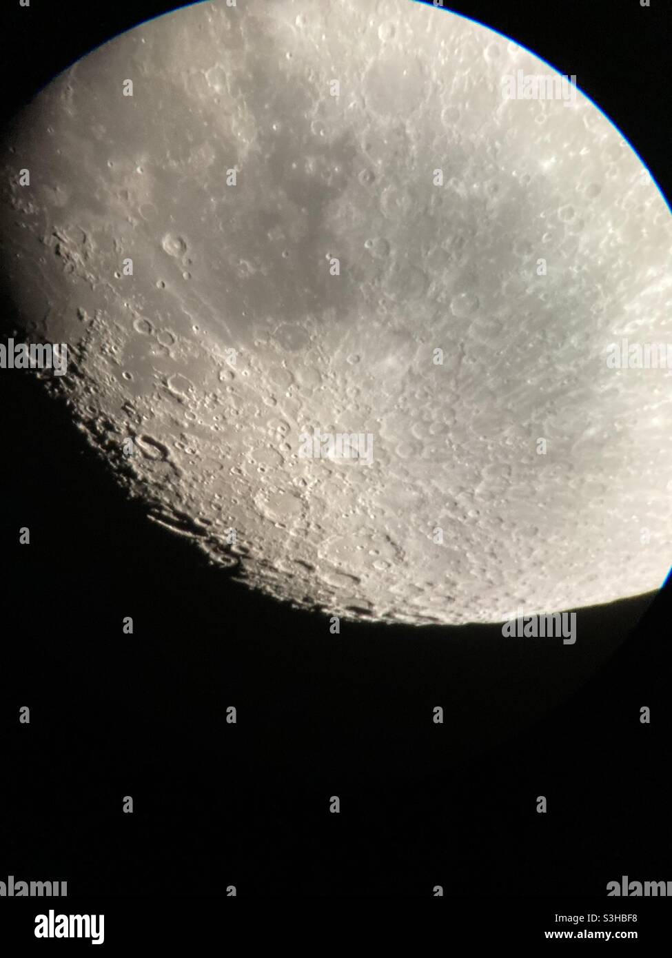 mond mit Kratern durch ein Teleskop Stockfoto