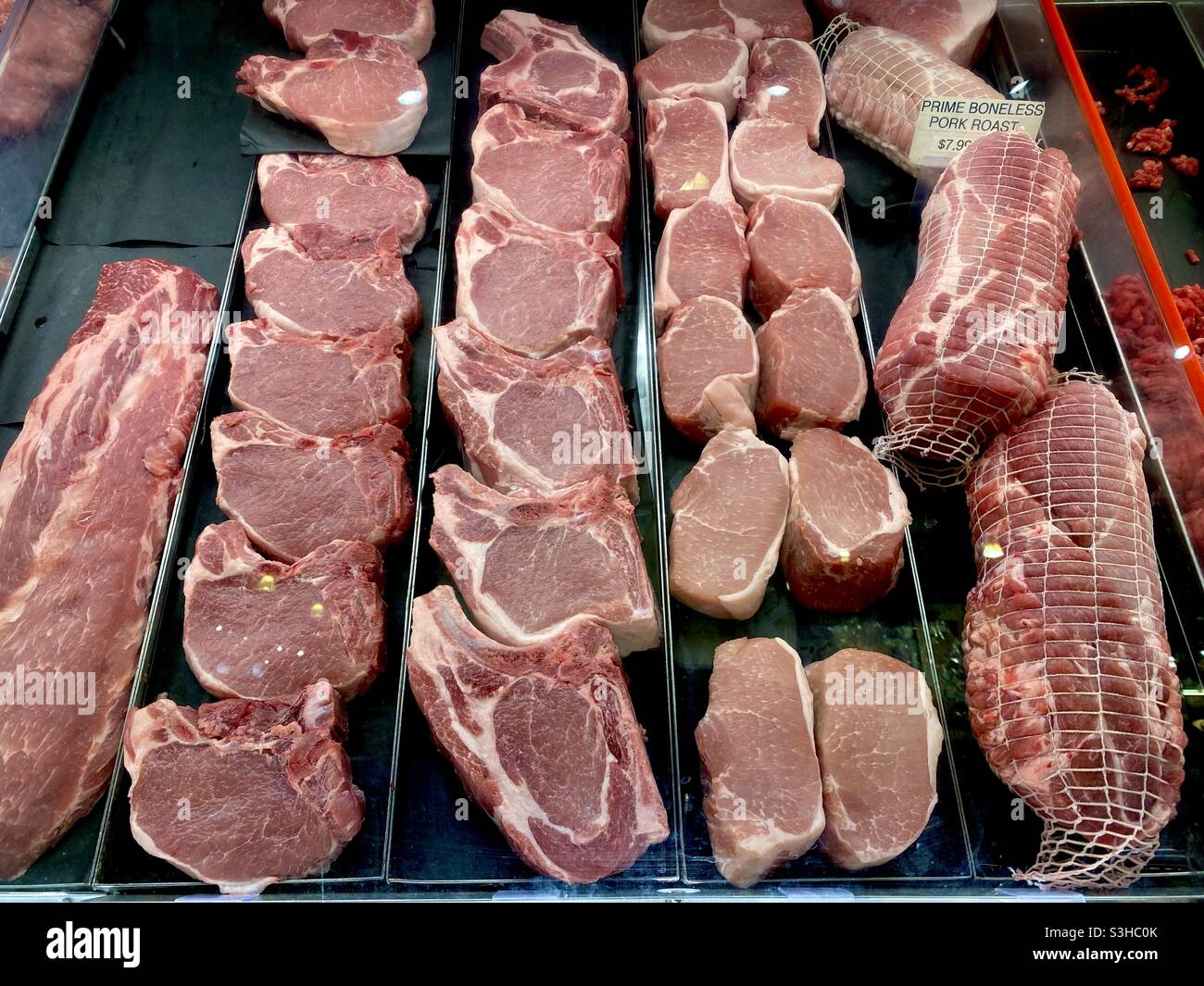 Prime Meat Display zeigt eine Vielzahl von Fleisch in einem Supermarkt. - Smartphone-aufgenommenes Stockfoto