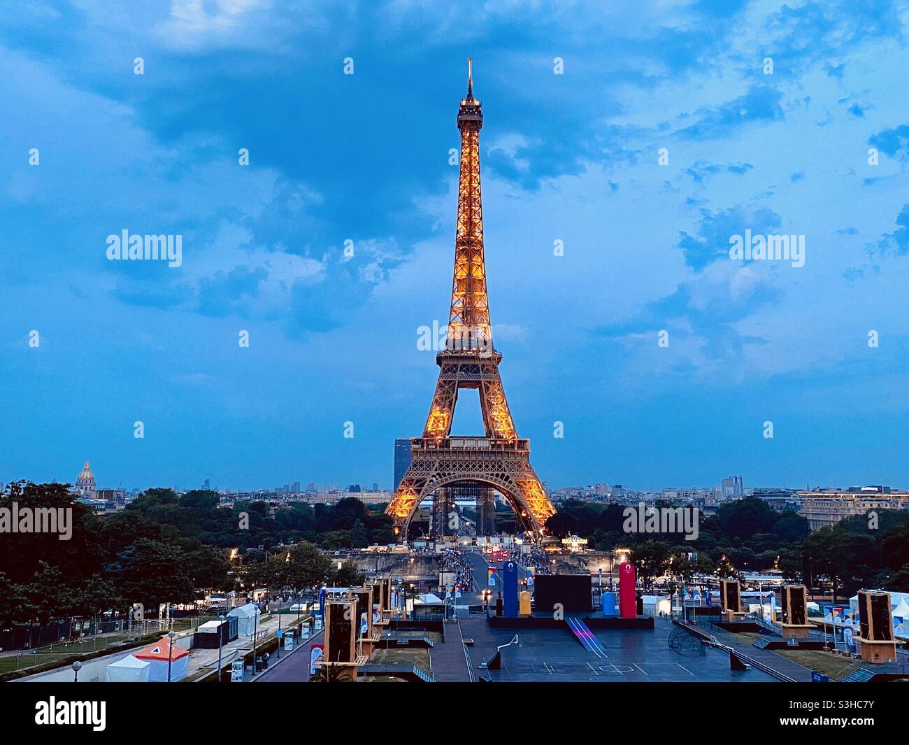Eiffelturm in der Abenddämmerung vom Trocadero. Paris, Frankreich Stockfoto