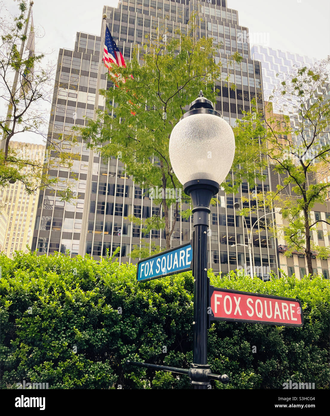 Lampenpost-Beschilderung am FOX Square vor Fox-Fernsehsendern auf der Avenue of the Americas in Midtown Manhattan, NYC, USA Stockfoto