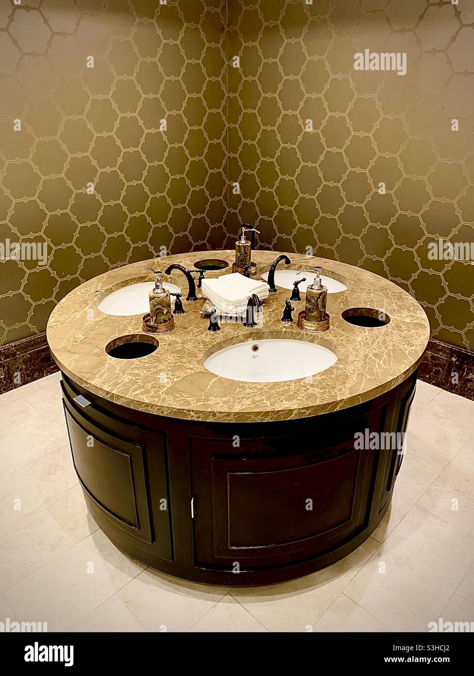Kreisförmiges Waschbecken im Badezimmer Stockfoto