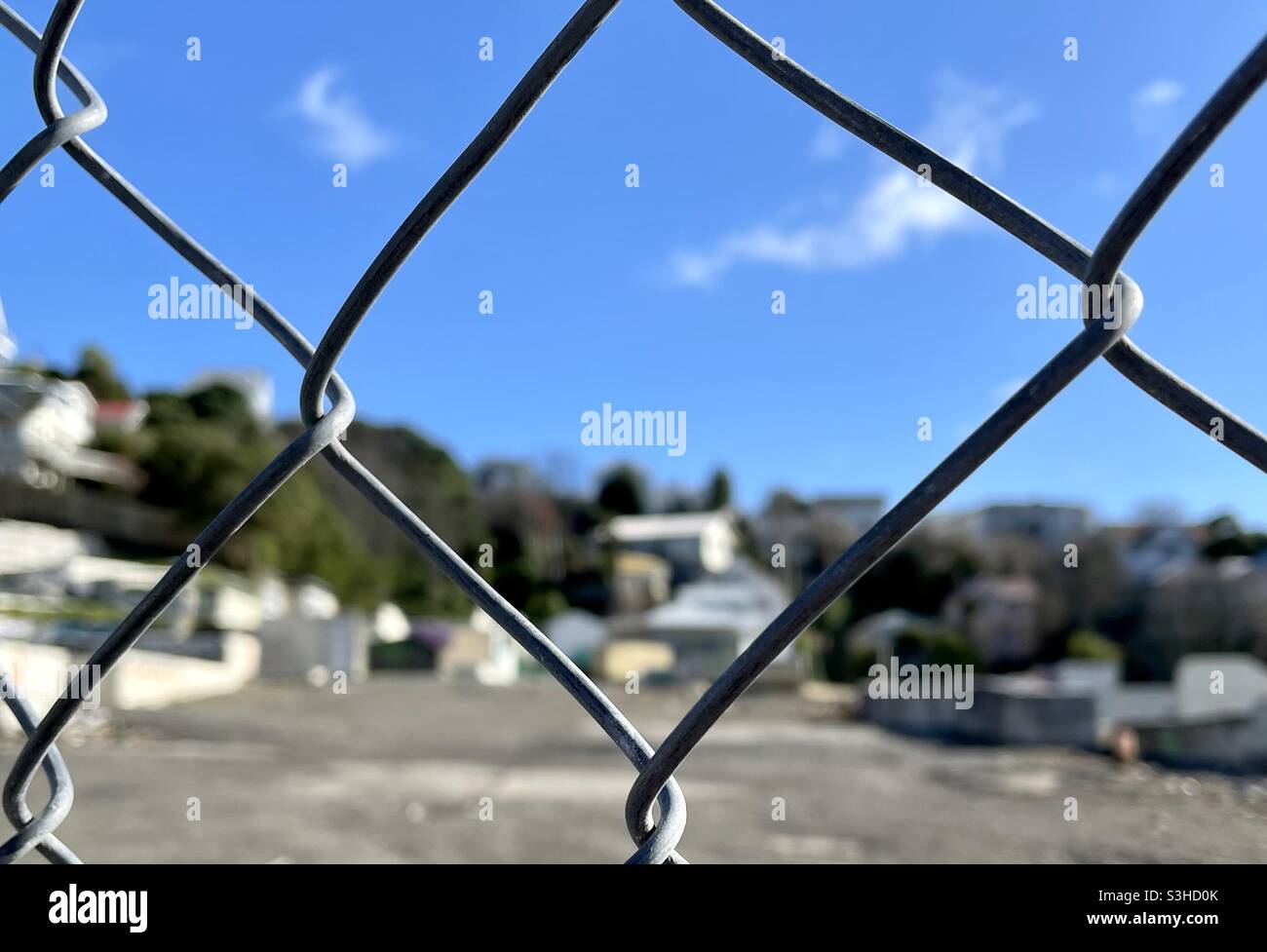 Häuser durch einen Kettenzaun in Wellington gesehen Stockfoto