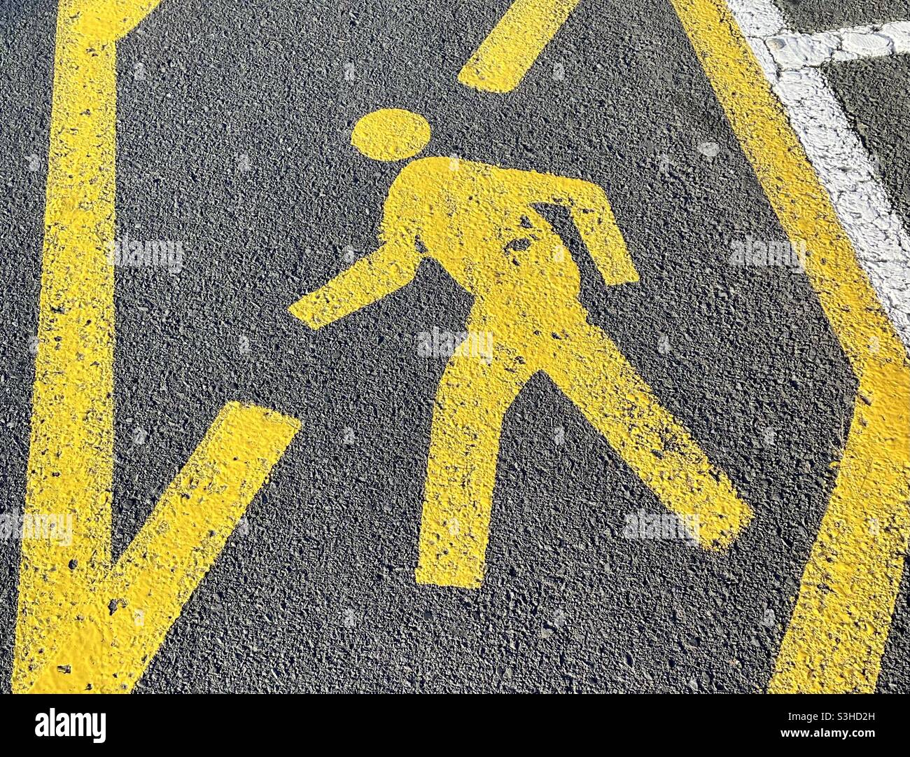 Symbol für Fußgängerweg auf Asphalt Stockfoto