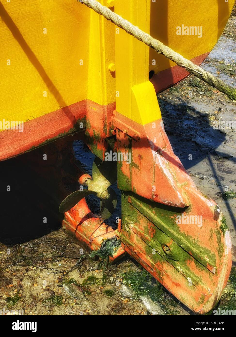 Detail eines farbenfrohen Fischerbootes, das im August in einem Hafen von Cornish festgemacht ist. Stockfoto