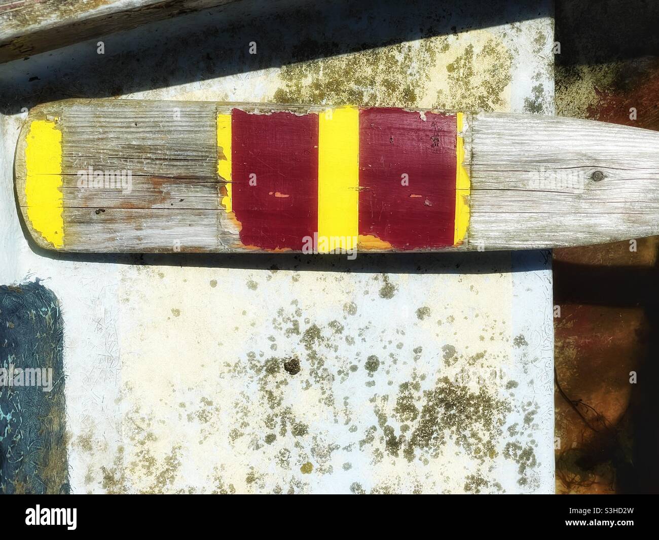 Detail eines farbenfrohen Fischerbootes, das im August in einem Hafen von Cornish festgemacht ist. - Smartphone-aufgenommenes Stockfoto