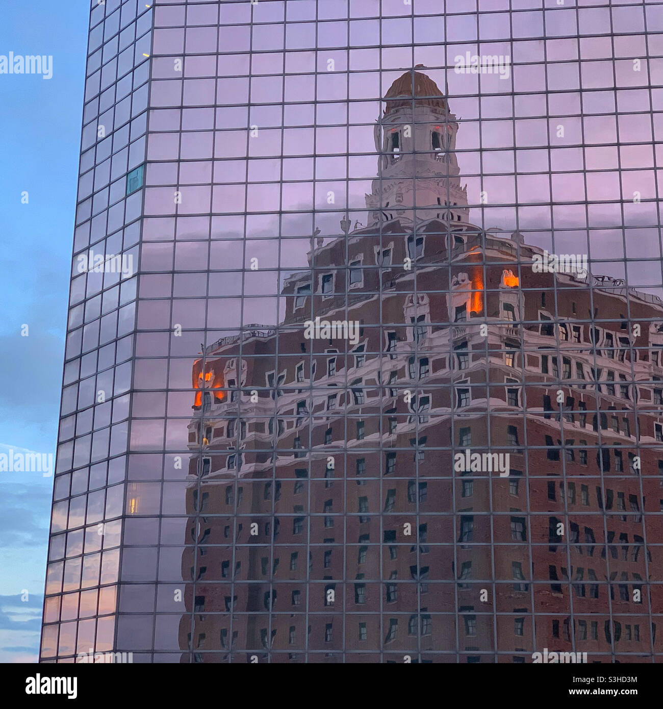 Ein Blick auf den Sonnenuntergang des Claridge Hotels spiegelt sich in Bally's, Atlantic City, New Jersey, USA, wider - Smartphone-aufgenommenes Stockfoto