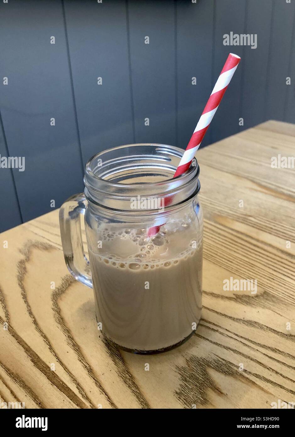 Gesalzener Karamell-Milchshake mit rotem und weißem Papierstroh Stockfoto