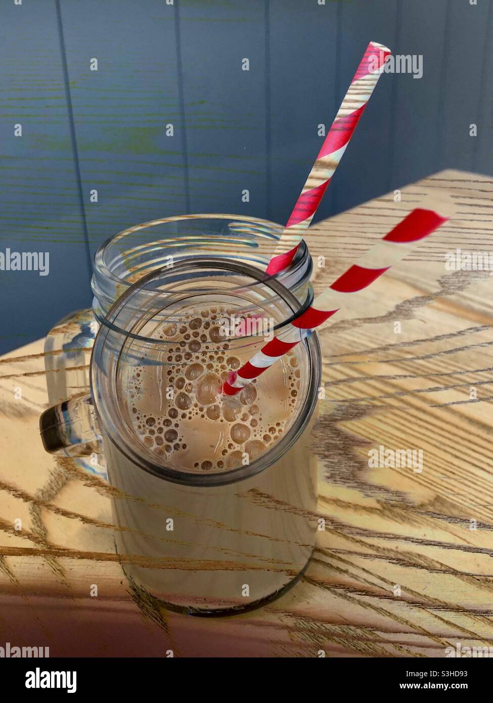 Doppelbelichtung von Milchshake-Seitenansicht und Draufsicht - Smartphone-aufgenommenes Stockfoto