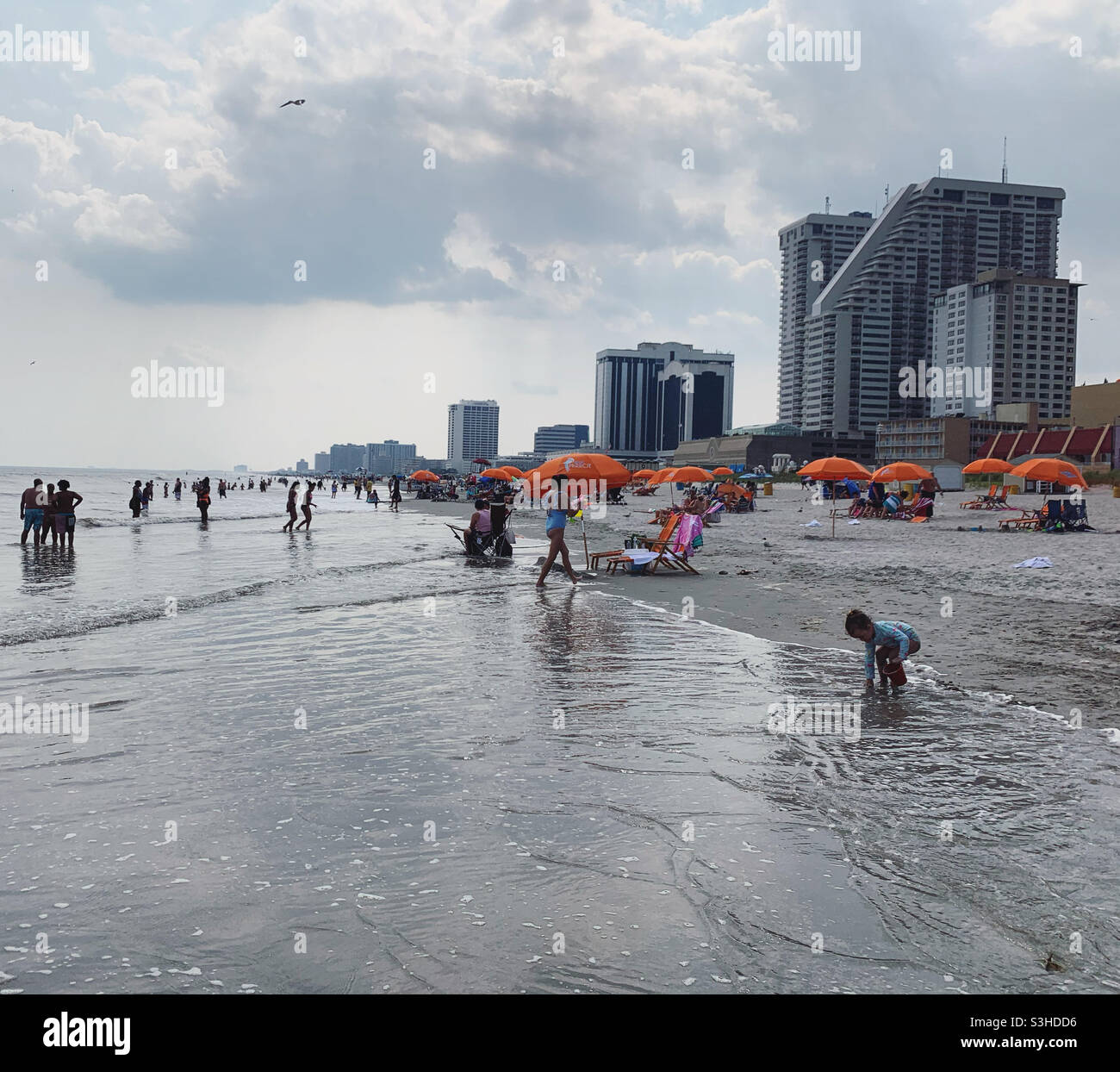 Juli 2021, Strand in der Nähe des Boardwalk, Atlantic City, New Jersey, USA - Smartphone-aufgenommenes Stockfoto