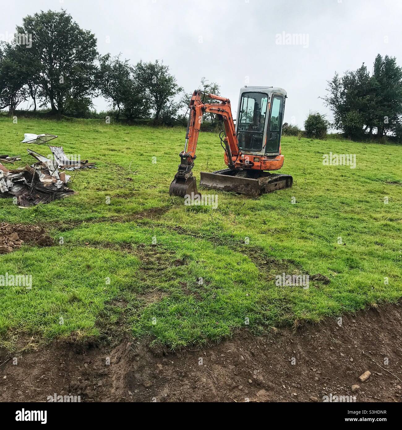 Orangefarbener Mini-Bagger Stockfoto
