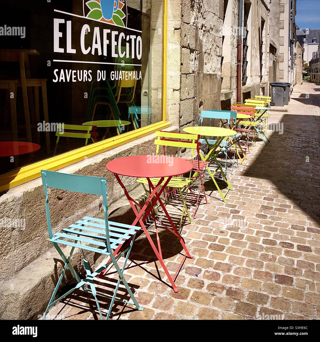 Farbige Cafétische und -Stühle vor der Bar El Cafecito in der Rue du Grande Marche, Tours, Indre-et-Loire (37), Frankreich. - Smartphone-aufgenommenes Stockfoto