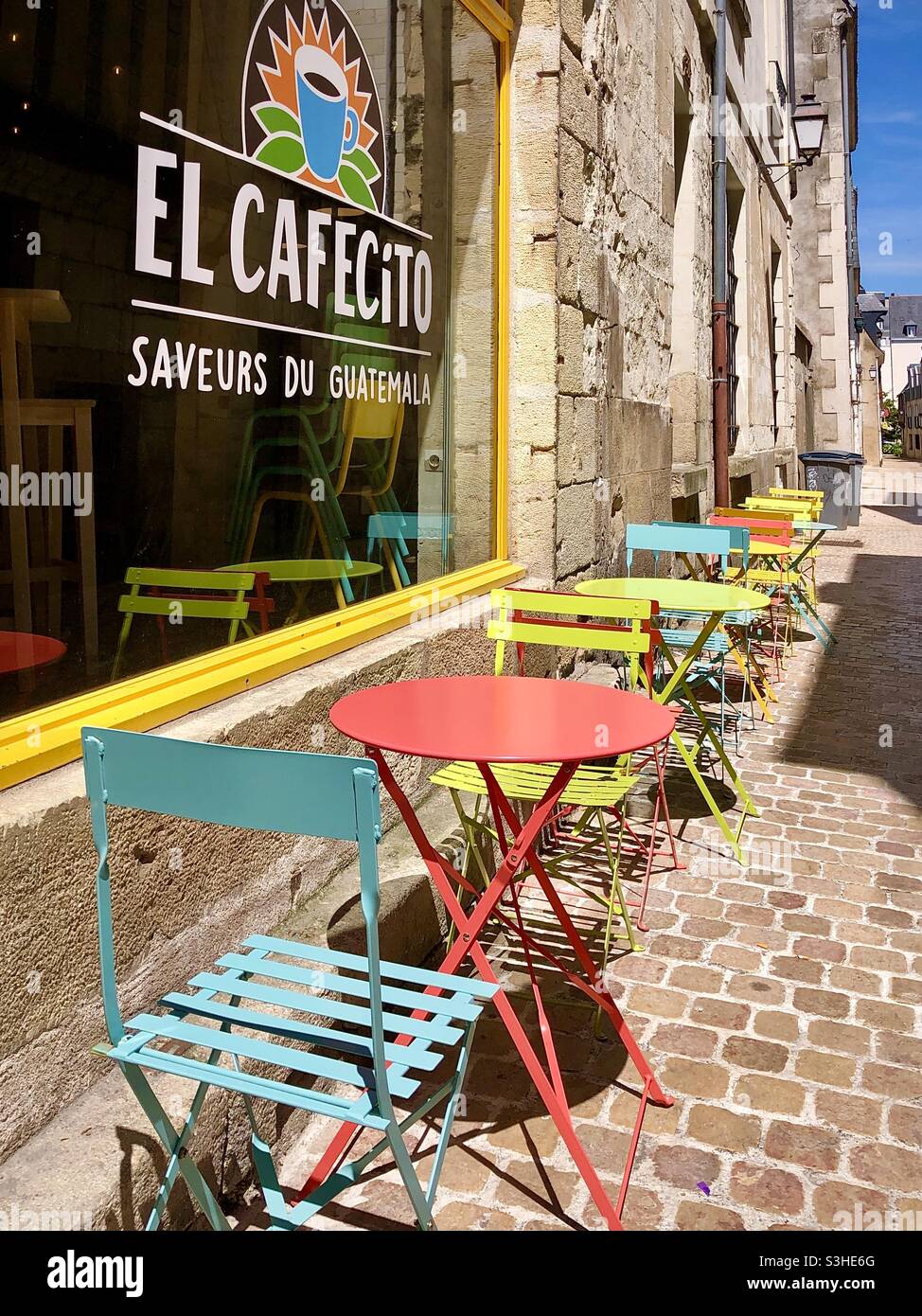 Bunte Tische und Stühle vor der Café-Bar El Cafecito in der Rue du Grande Marche, Tours, Indre-et-Loire (37), Frankreich. - Smartphone-aufgenommenes Stockfoto