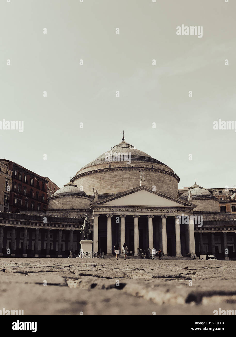 Piazza del Plebiscito - einer der wichtigsten Plätze der Stadt in Neapel, Italien. Es beherbergt die Basilika San Francesco da Paola, die ähnlich dem Pantheon in Rom gestaltet wurde Stockfoto