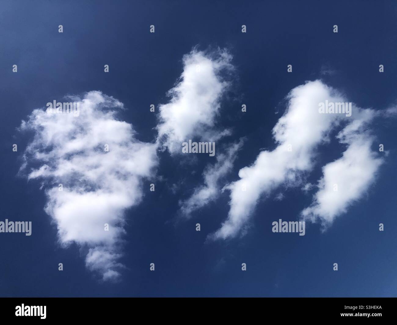 Tanzende Wolken mit ihrem schönen Muster Stockfoto